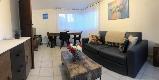 Votre Sejour A Sanary Dans Bas De Villa Avec Terrasse Vegetalisee Et Abritee Exposition Est Sud Ouest A 400M Du Centre Ville En Zone Pietonne Ou Tout Peut Se Faire A Pied Sanary-sur-Mer Εξωτερικό φωτογραφία
